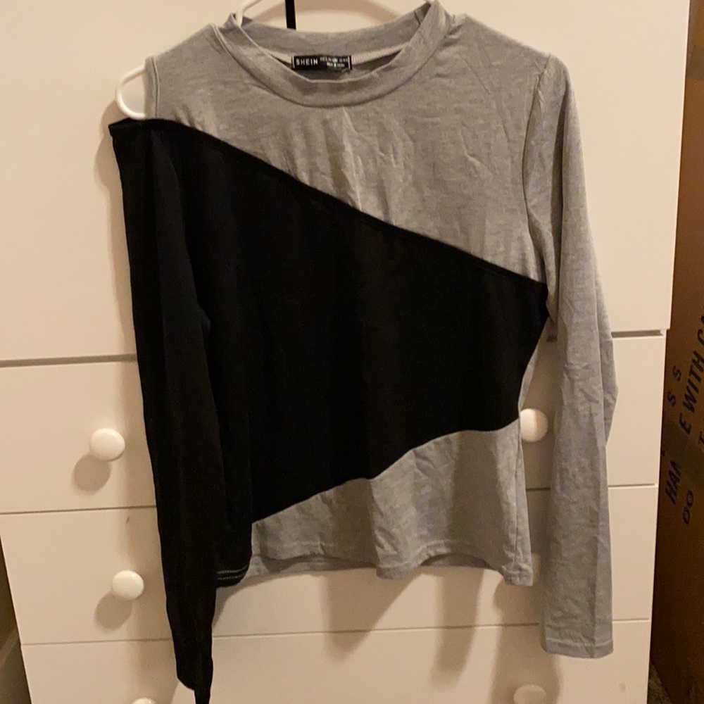 Long sleeve, Asymmetrical top.